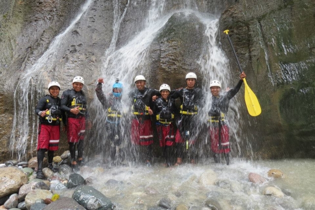 Bajo las cascadas