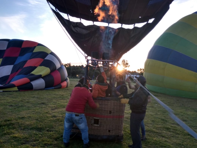 Despegando entre mas globos