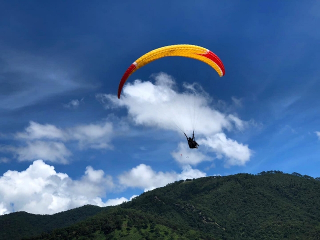 Volando alto en parapente