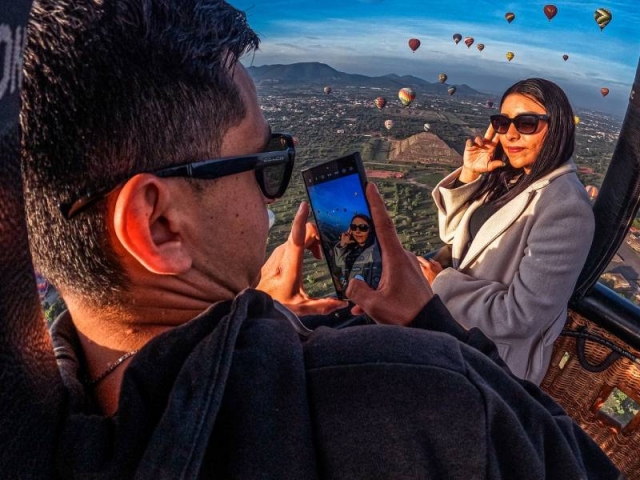Globo al amanecer y piramide