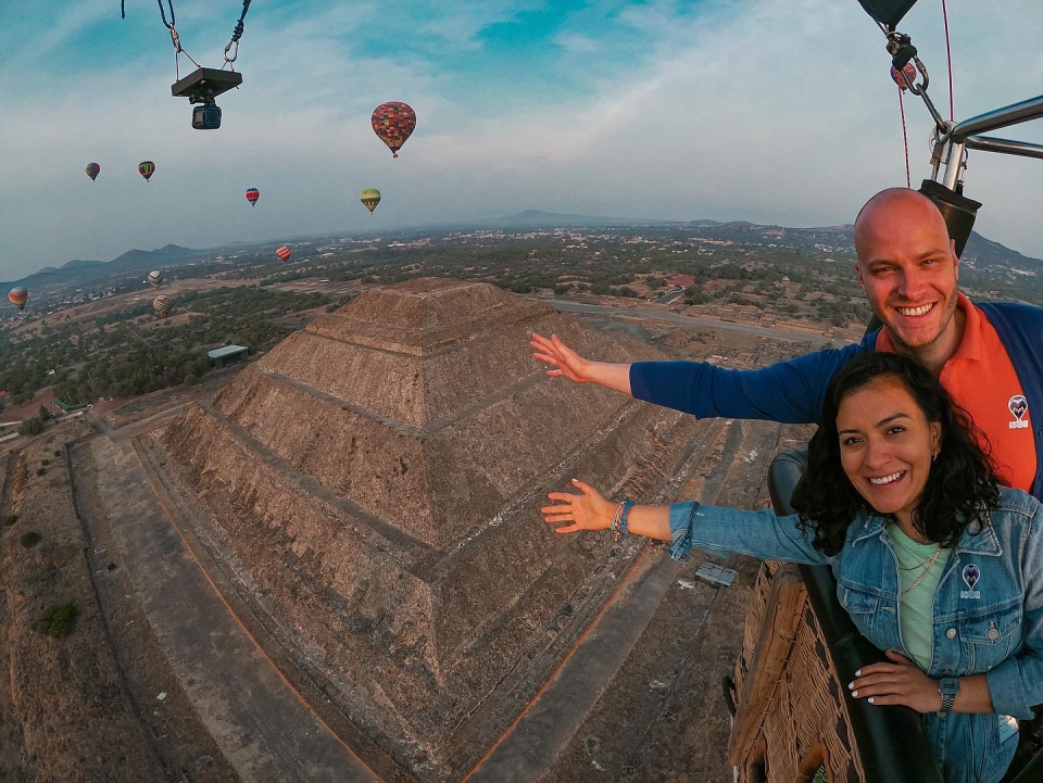 Tocando la piramide desde un globo