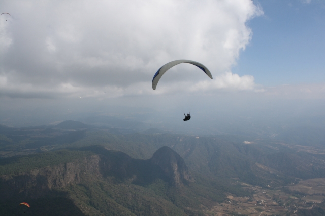 Volando en parapente sobre la sierra