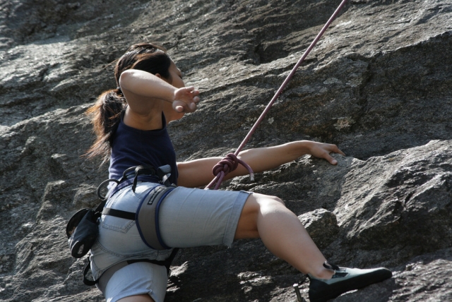 Mujer escalando