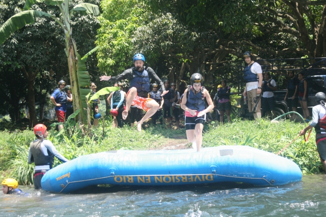 rafting con diversion en rio
