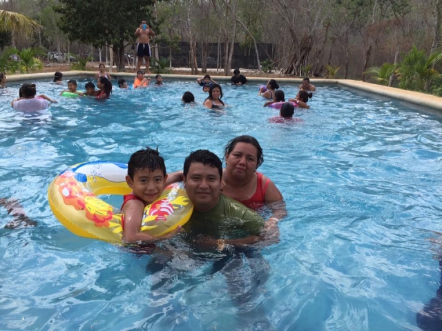 Adultos y pequerererereres en la piscina