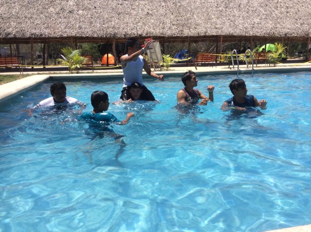 En la piscina