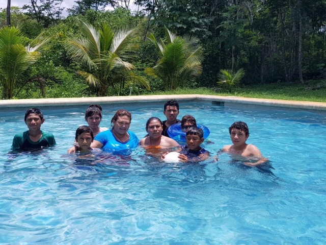 Familia en la piscina
