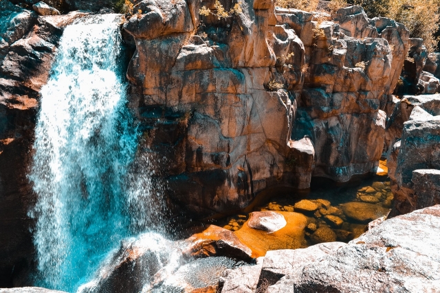Disfruta la caída de agua de los Prismas Basálticos