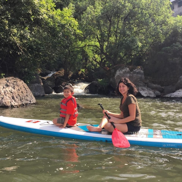 Sentados en la tabla de paddte surf