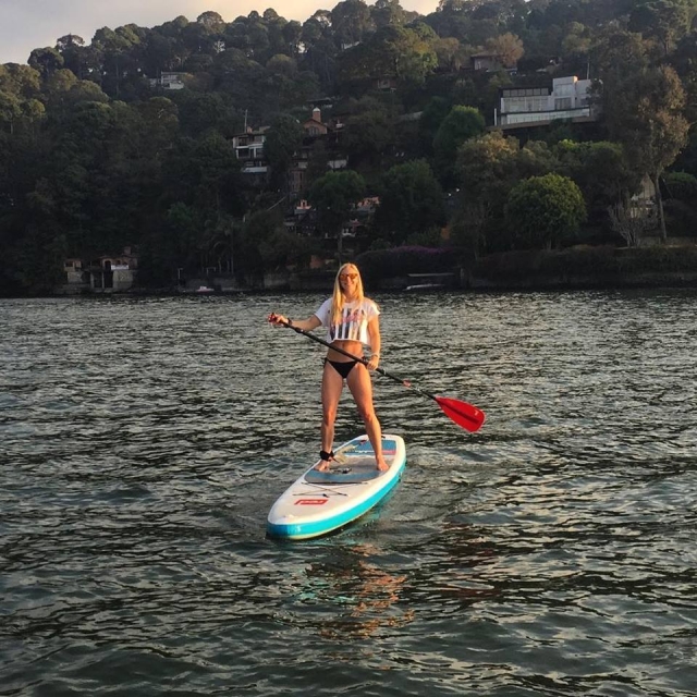 De pie sobre la tabla de paddte surf