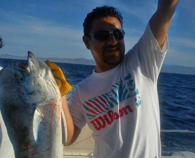 con el pez en sus manos