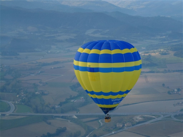 globo azul con amarillo