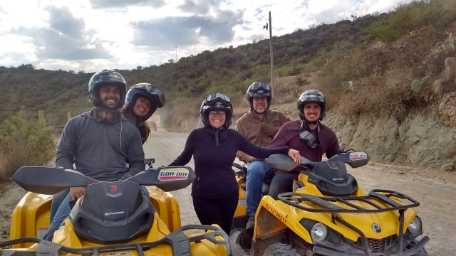 Familia en ruta en quad