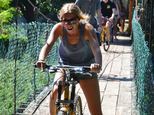 paseo de bici con diversion en rio