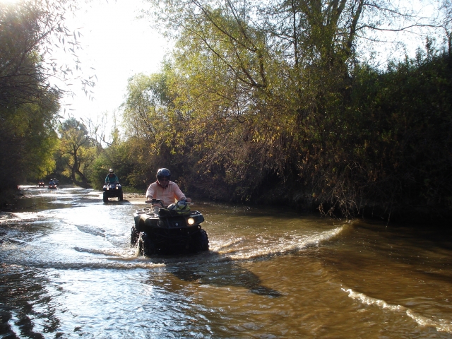 Cruza el rio en ATV