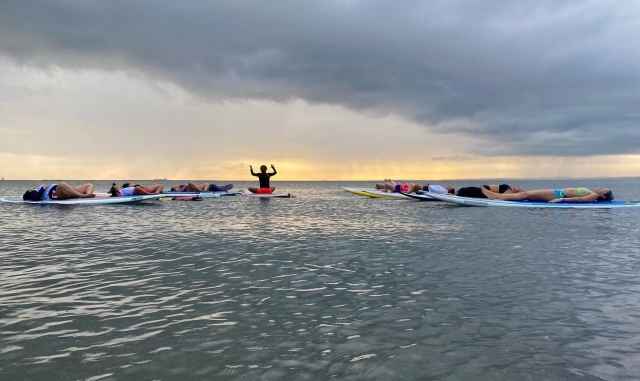 Practica Yoga a mitad del océano