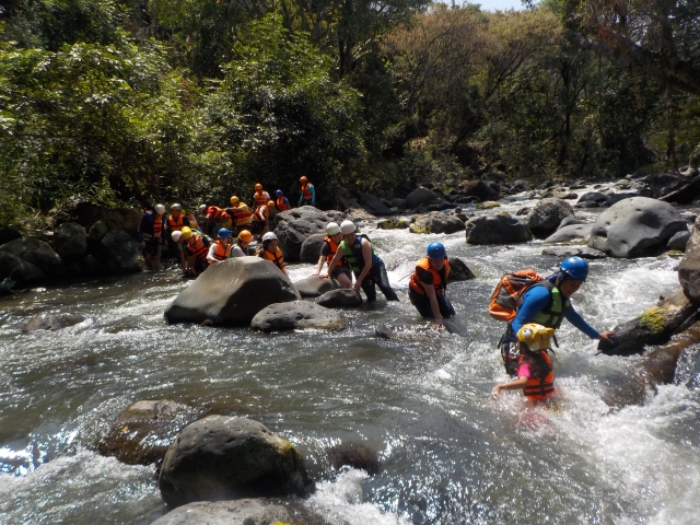 caminando en el rio