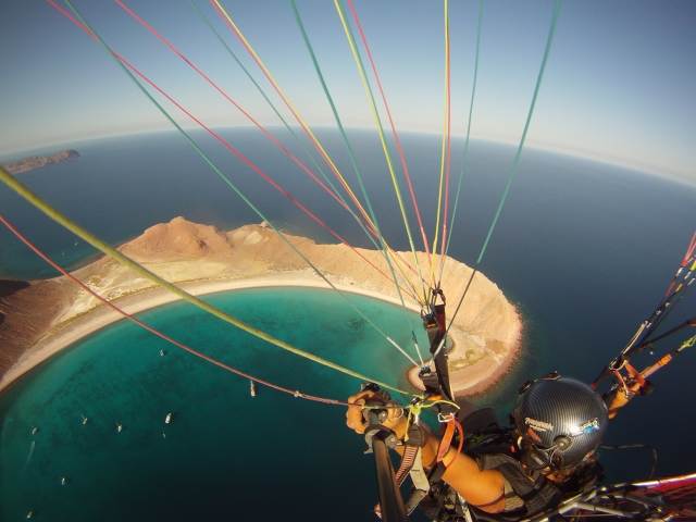 Paramotor sobre el mar en Isla Blanca