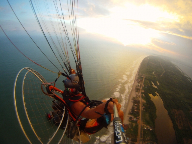 sobrevolando mar en paramotor Cancún