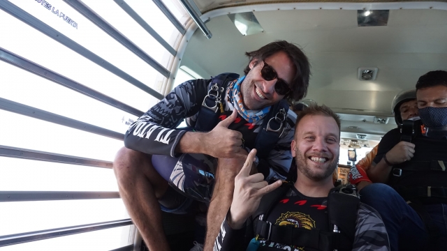 Listos para saltar desde la avioneta