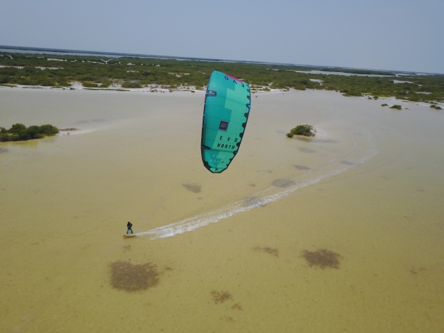 Vive la experiencia del kitesurf