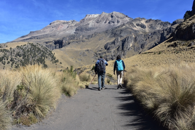Caminando hacia el volcan