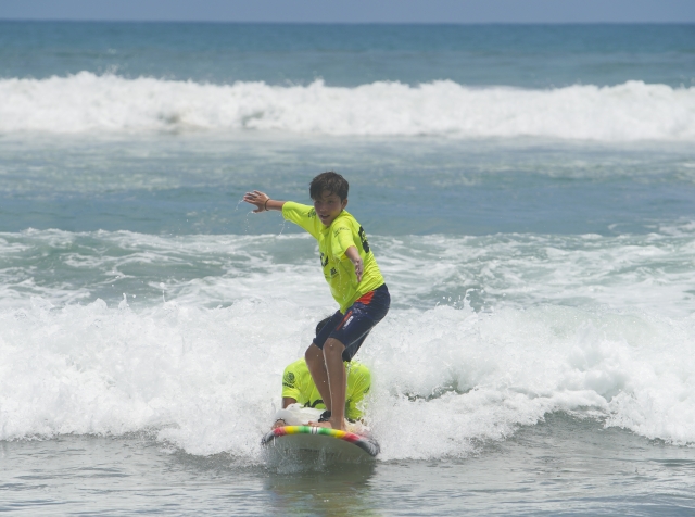 Parado en la tabla de surf
