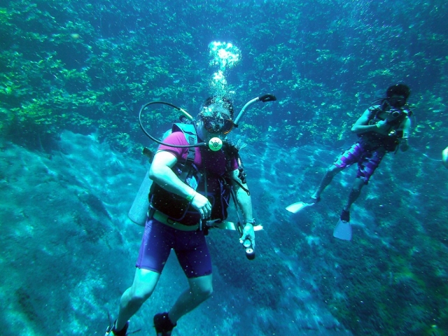 explorando bajo el agua
