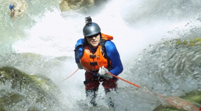 Bajando al río con cuerdas