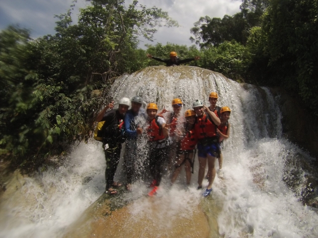 Disfrutando la cascada