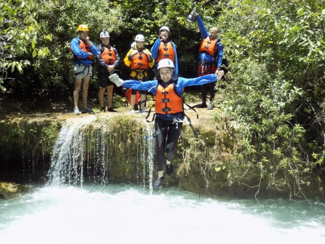 Saltando al río desde cascadas
