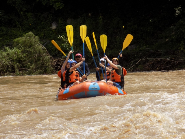 Team building rafting