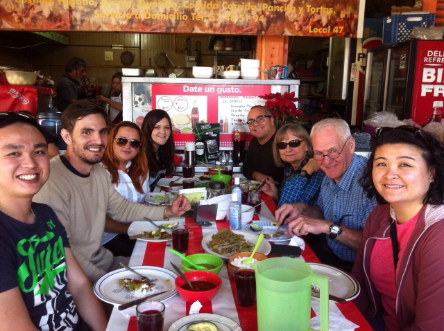 comiendo en el mercado