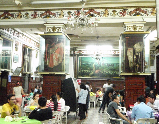 Pasandolo bien en la cantina
