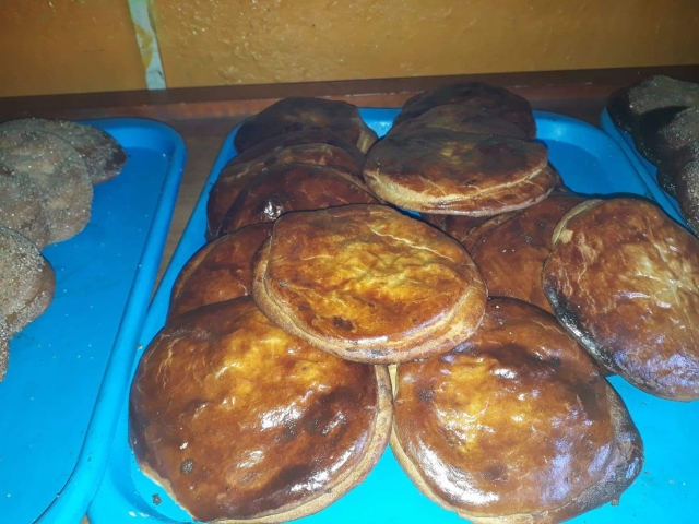 Degustando un rico pan en la Panaderia Tradicional