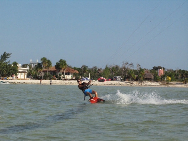 Clase de kiteboarding para grupo 6h en Isla Blanca