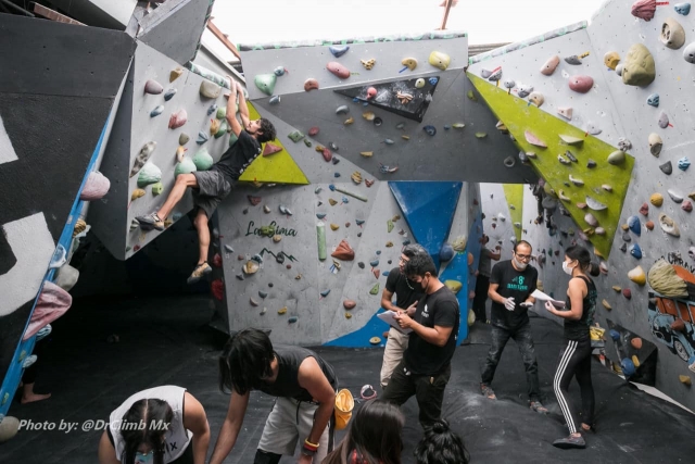 Instructoternera y alumnos de escalada