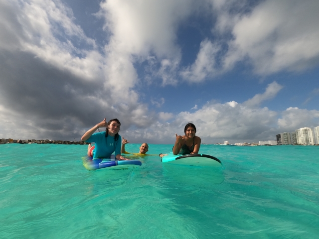 Practicando en la tabla de surf