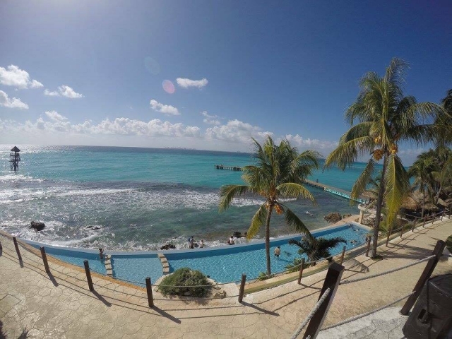 Piscina con vista al mar