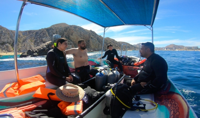 Embarcación con buzos