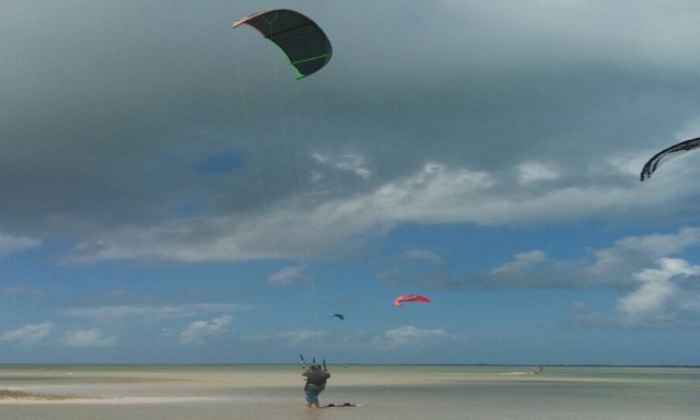 kiteando en la playa
