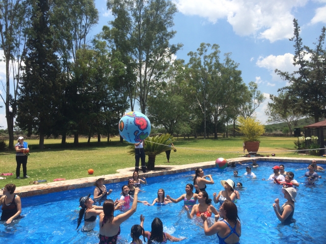 piscina y pelota