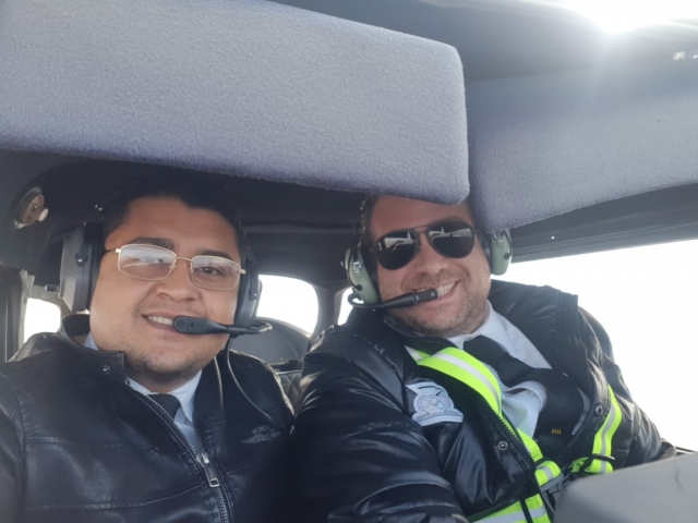 Junto al piloto profesional en la cabina