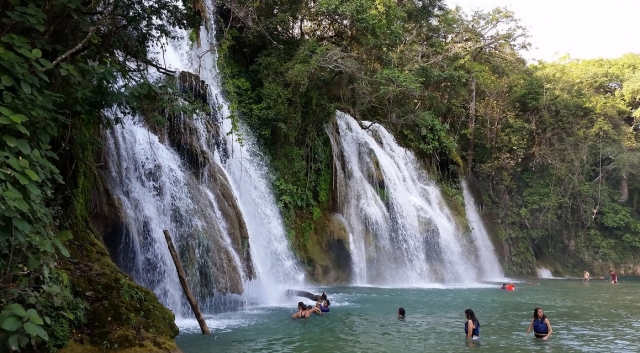 refrescate en las cascada