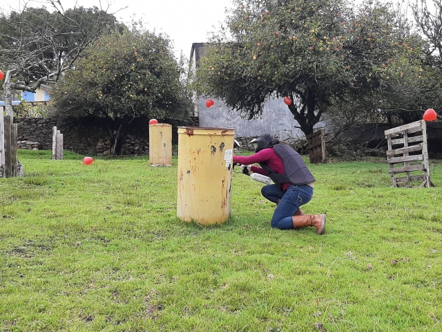 cubriéndose en la trinchera