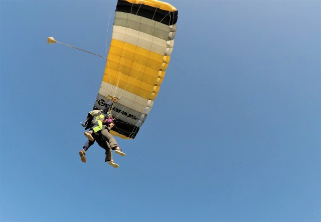 Volando con paracaídas