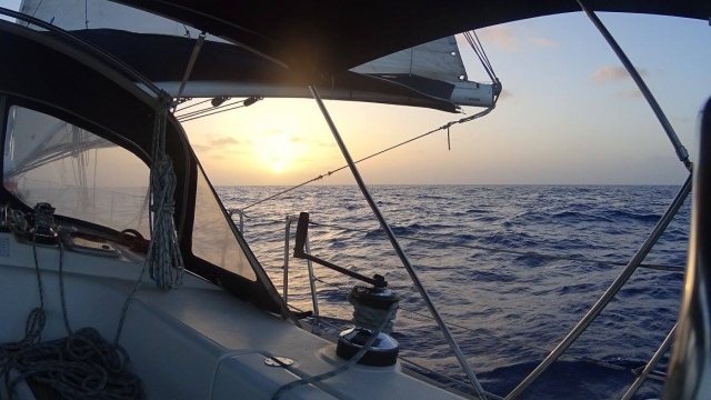 Amanecer en el mar 