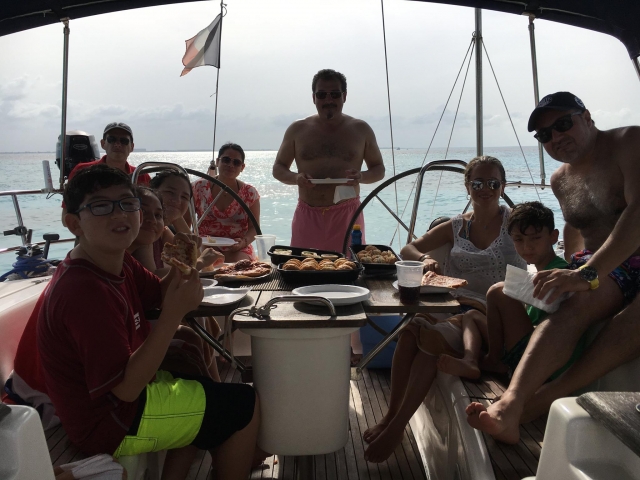 Comiendo en el velero