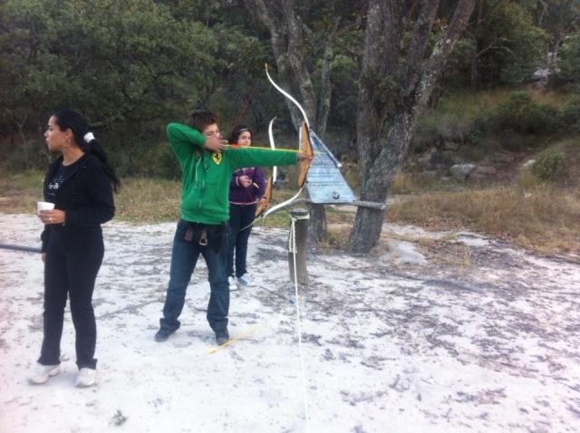 practicando tiro con arco