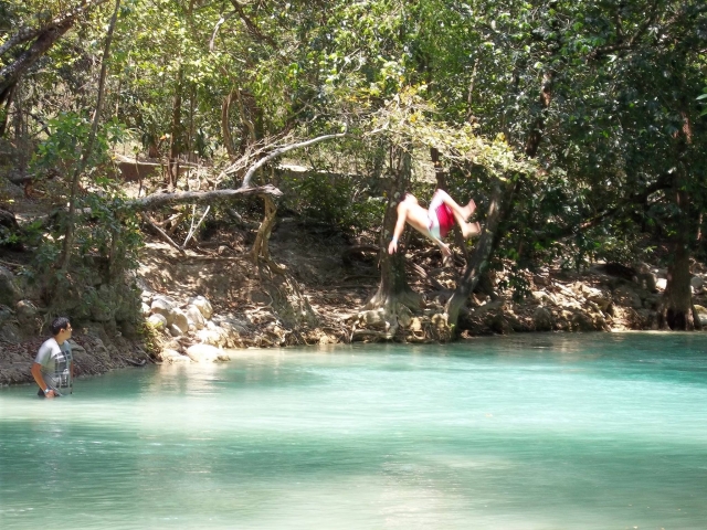 Nado en las cascadas de agua azul 